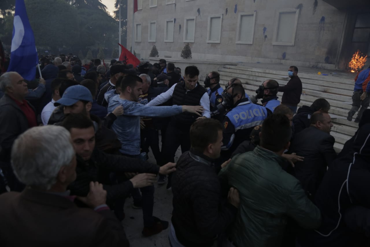 Molotov-policia-protesta-11-majit-zjarr12111331