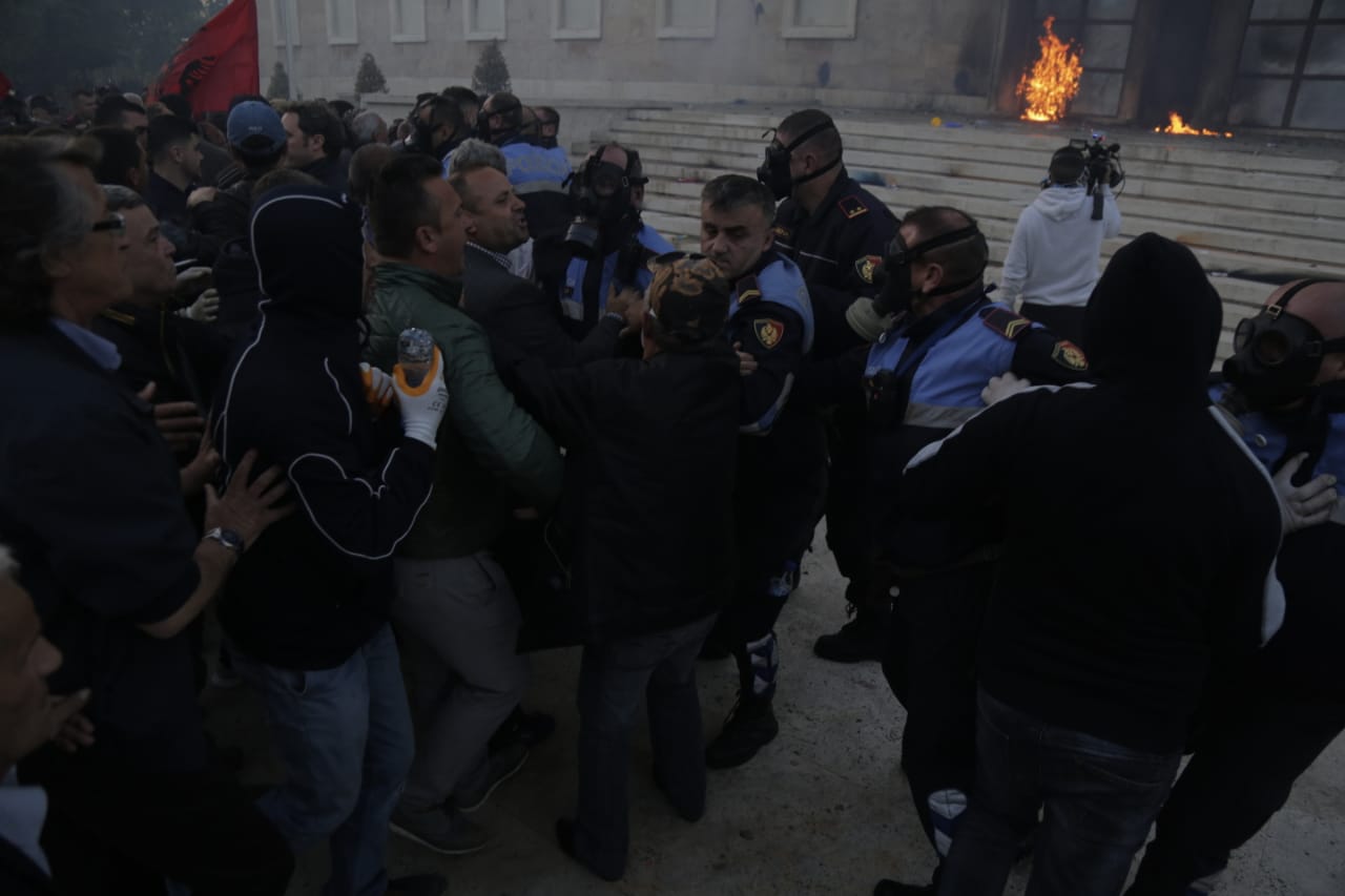 Molotov-policia-protesta-11-majit-zjarr121113312