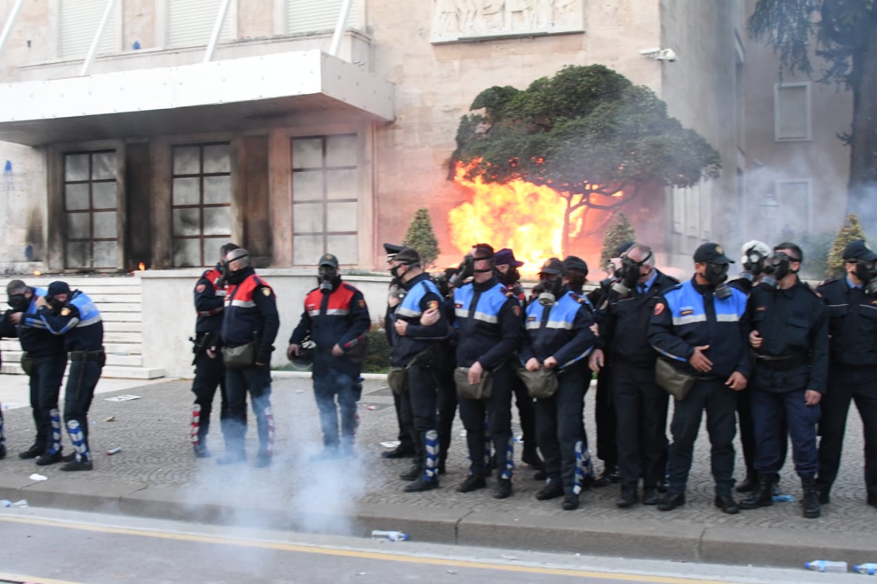 Molotov-policia-protesta-11-majit-zjarr12111331211