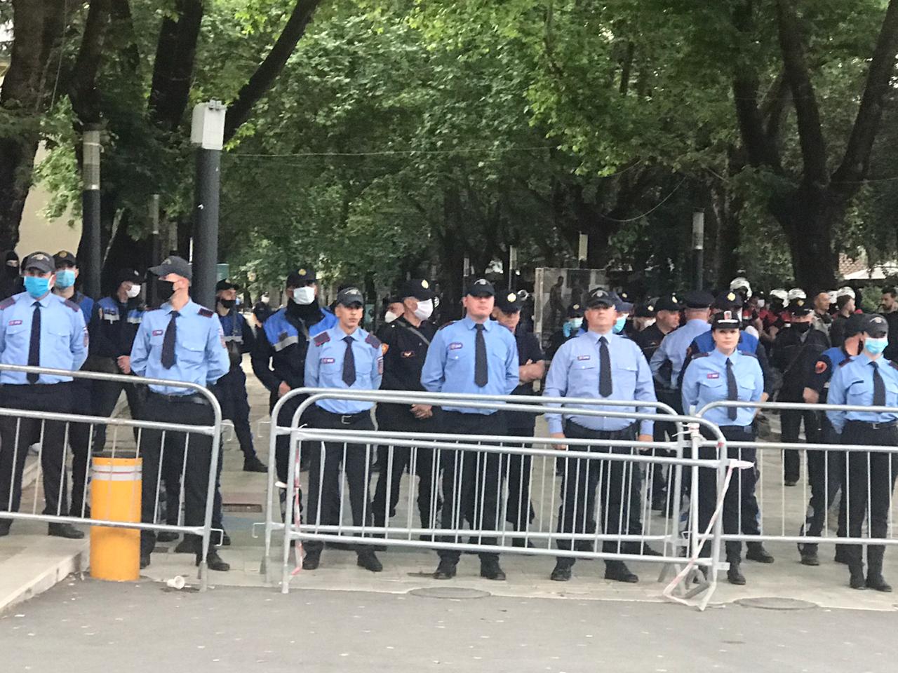 Shembja e Teatrit Kombetar- momentet e tensionit-policia-godin e shembur-teatri (1)