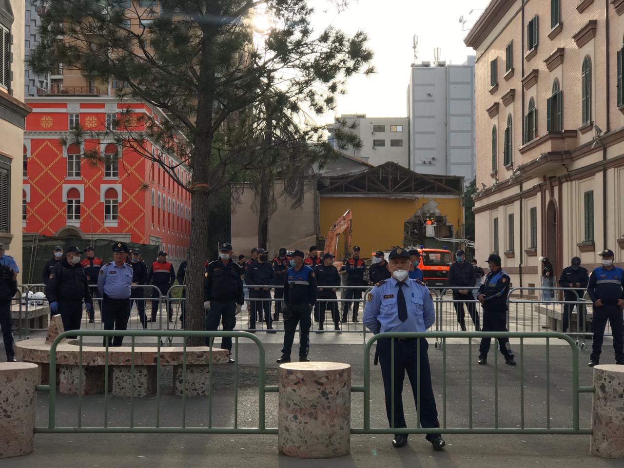 Shembja e Teatrit Kombetar- momentet e tensionit-policia-godin e shembur-teatri (8)