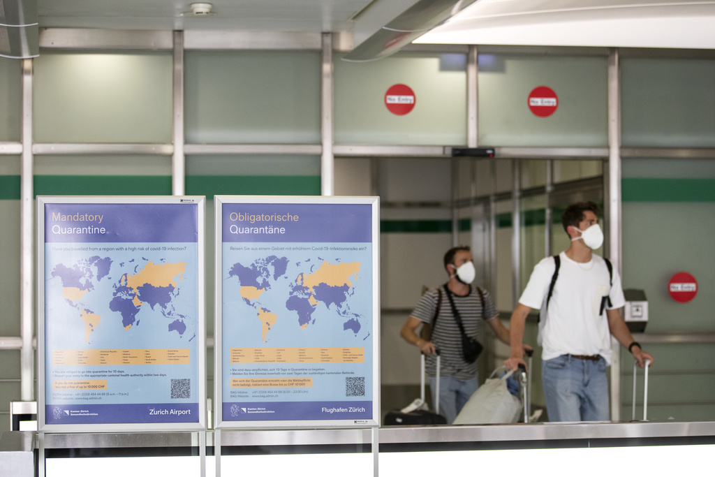 Ein Plakat weist auf die Obligatorische Quarantaene bei der Einreise aus bestimmten Laendern, bei der Ankunft am Flughafen Zuerich, aufgenommen am Dienstag, 21. Juli 2020. (KEYSTONE/Alexandra Wey)