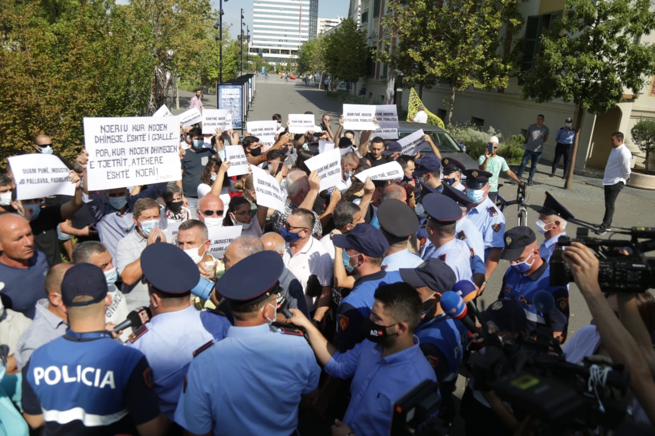 protesta naftetareve te ballshit-tensionet-ministria-energjitikes (1)