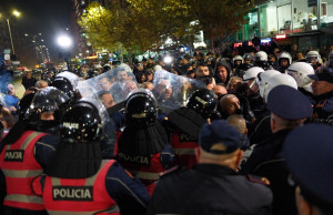 Protesta-opozita-perplasja bllokimi-qyteti mos-bindja civile (2)