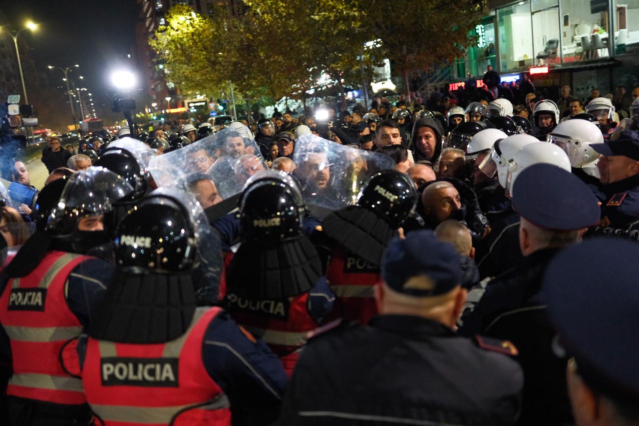 Protesta-opozita-perplasja bllokimi-qyteti mos-bindja civile (2)