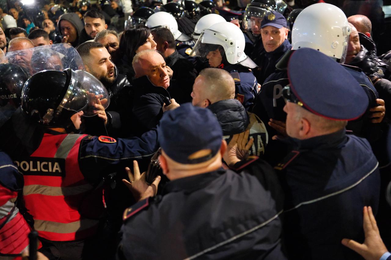 Protesta-opozita-perplasja bllokimi-qyteti mos-bindja civile (3)