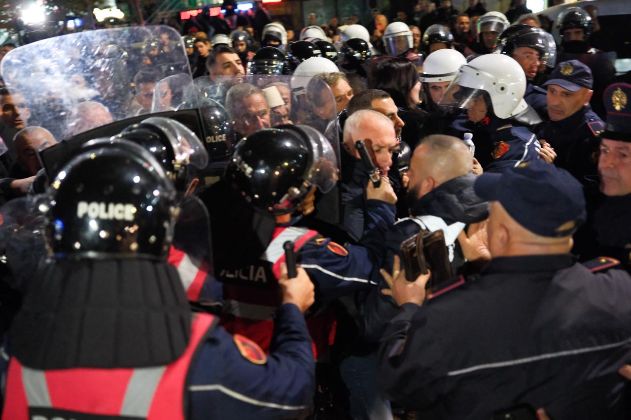 Protesta-opozita-perplasja bllokimi-qyteti mos-bindja civile (4)