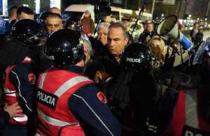 Protesta-opozita-perplasja bllokimi-qyteti mos-bindja civile (8)