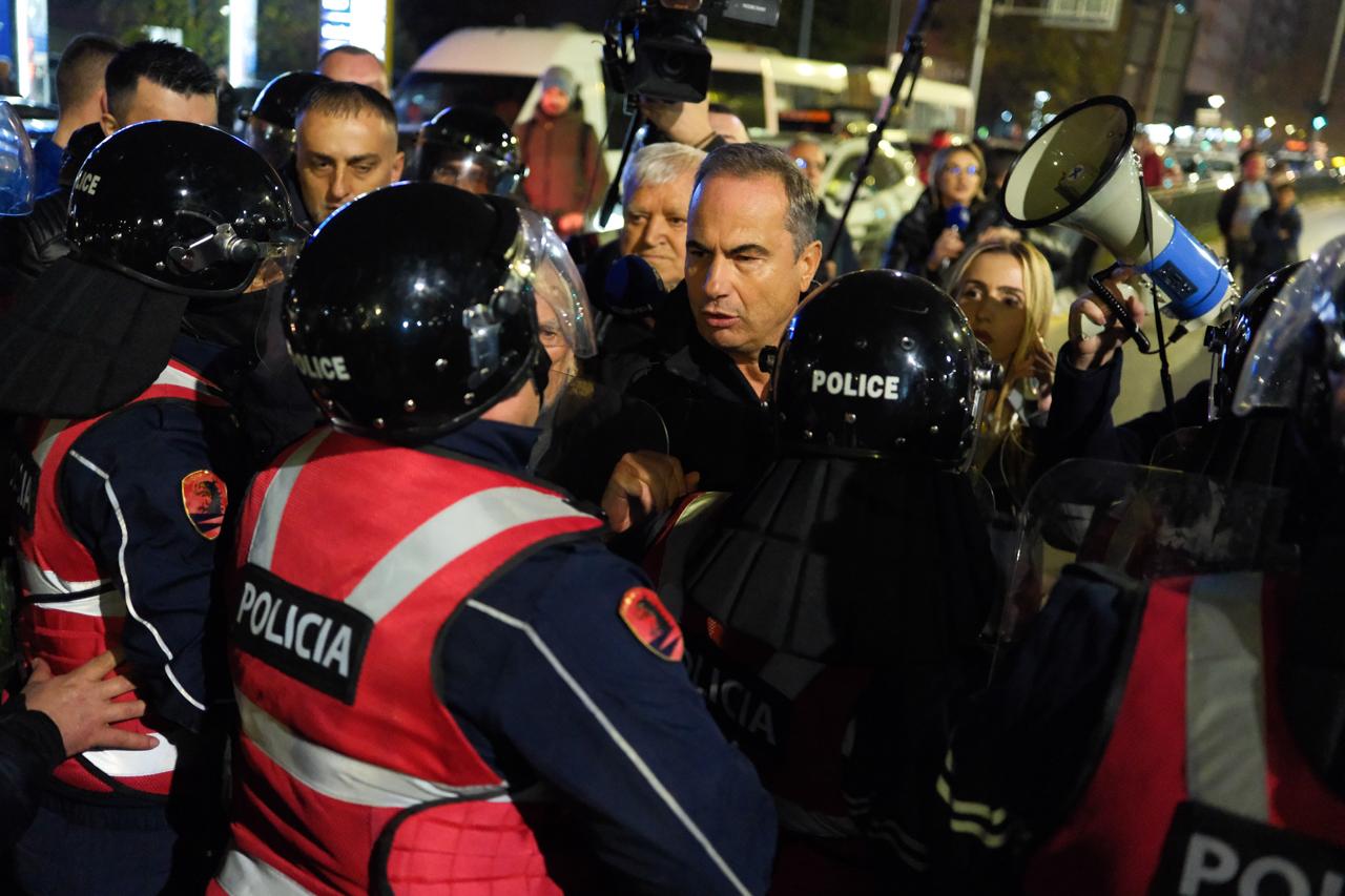 Protesta-opozita-perplasja bllokimi-qyteti mos-bindja civile (8)