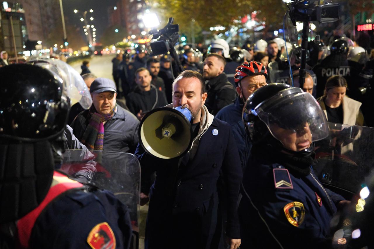 Protesta-opozita-perplasja bllokimi-qyteti mos-bindja civile (9)