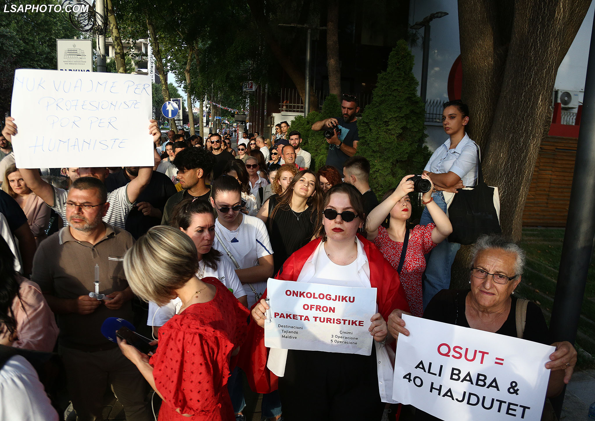 Qytetarë duke protestuar para Ministrisë së Shendetësisë dhe Mirëqenies Sociale, pas skandalit tek spitali i Onkologjikut, ku mjekët kishin krijuar një skeme abuzive të transfermit të pacientëve me kancer drejt klinikave private. | Foto: LSA