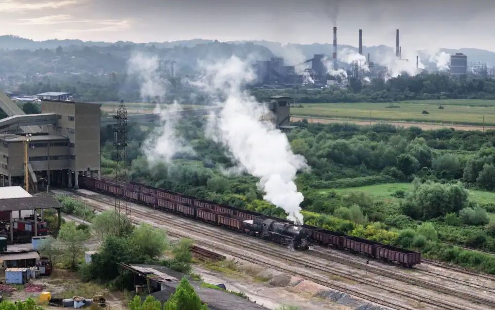 Një tren Kriegslok duke tërhequr vagonët e qymyrit në minierën Sikulje më 6 gusht 