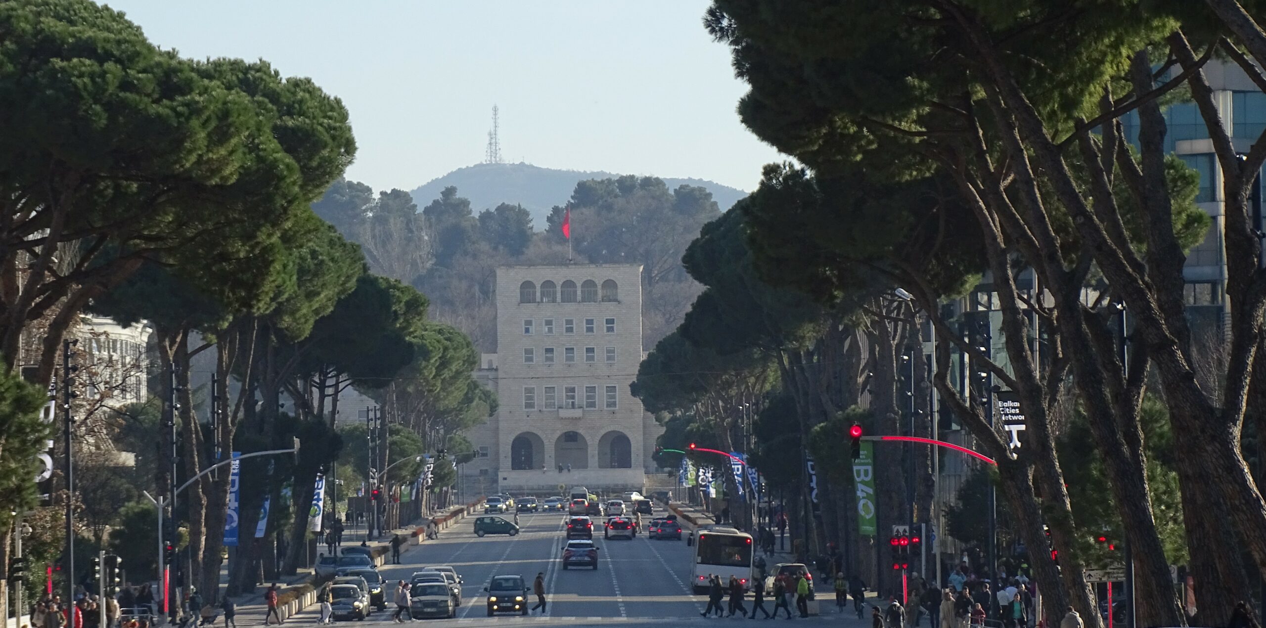 Tirana-bulevard-trafik-makina-popullsi-Foto-Monitor-scaled