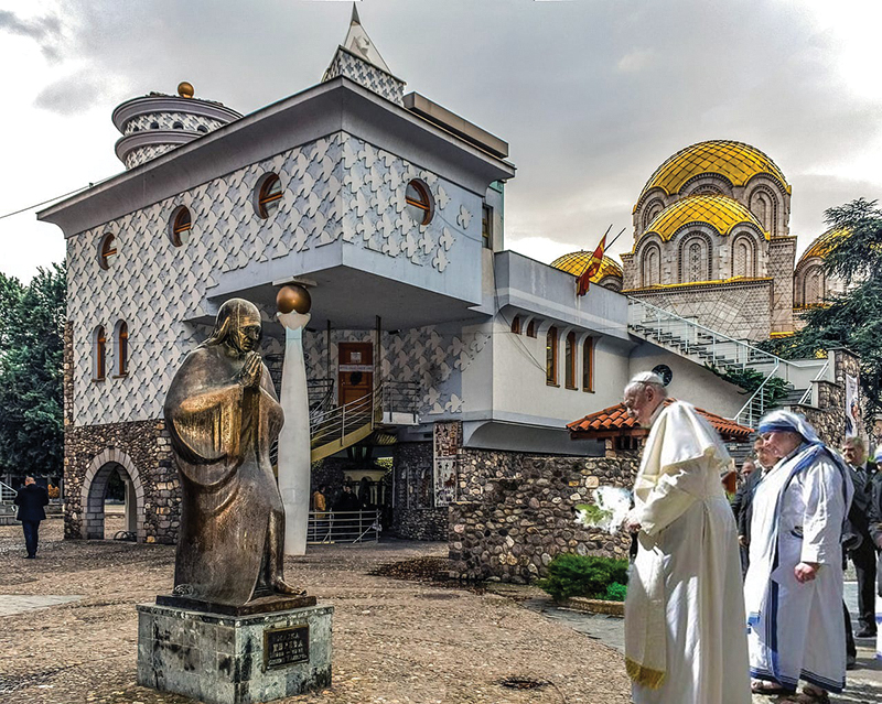 Shtëpia dhe famullia ku Nënë Terzën Zoti e thirri në rrugën e dashurisë së Hyut. 7 maj 2019 Papa Françesku përulet me respekt dhe vendos buqetë me lule në përmendoren e saj