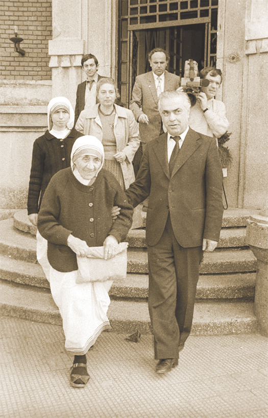 Pritja e parë Nënë Terezës në Shqipëri nga Llambi Gegprifti. Në foto: Ferdinand Samarxhi, Aleksandër Milo, operator Bujar Kore