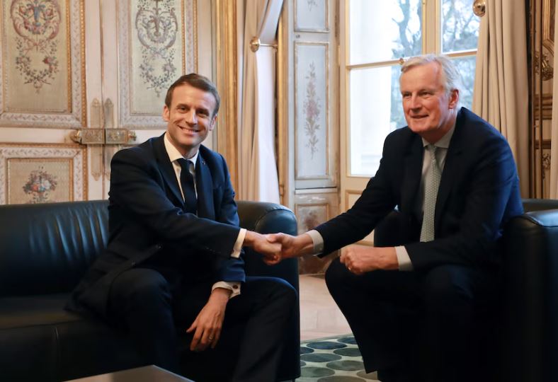 Emmanuel Macron dhe Michel Barnier 