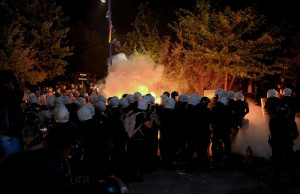 Protesta e opozitës, bashkia e Tiranës, molotov, shperthim (1)