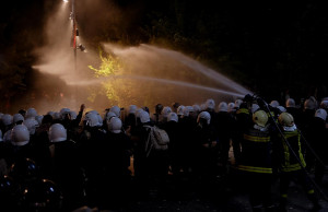 Protesta e opozitës, bashkia e Tiranës, molotov, shperthim (6)