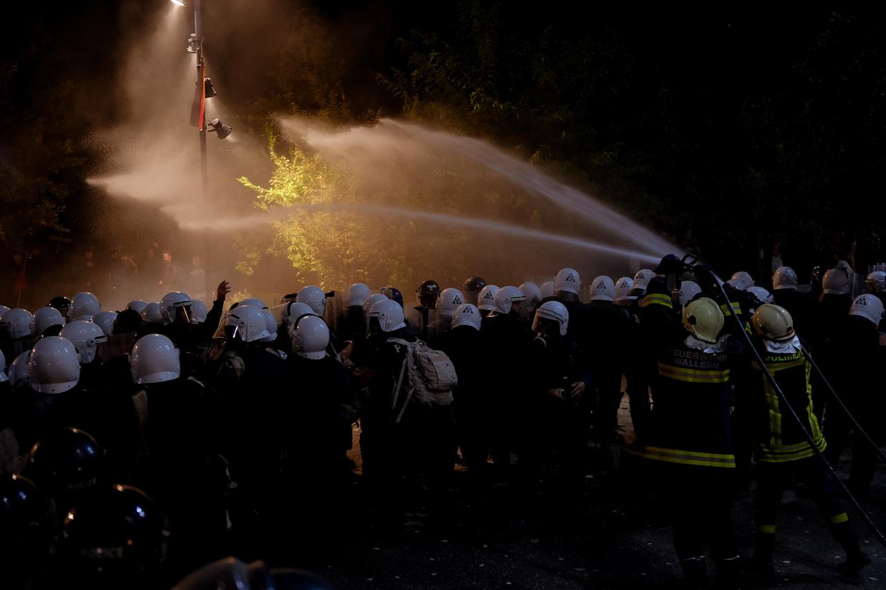 Protesta e opozitës, bashkia e Tiranës, molotov, shperthim (6)