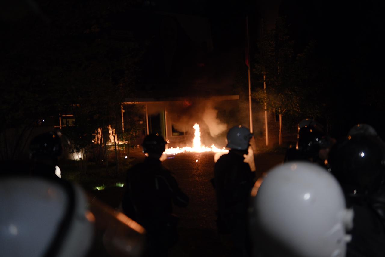 Protesta e opozitës, tiranë, selia e ps, zjarr, molotv (2)