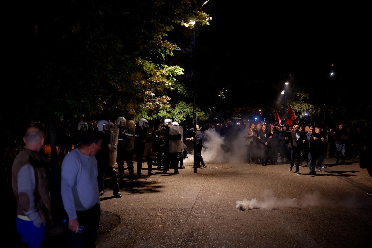 Protesta e opozitës, tiranë, selia e ps, zjarr, molotv (4)