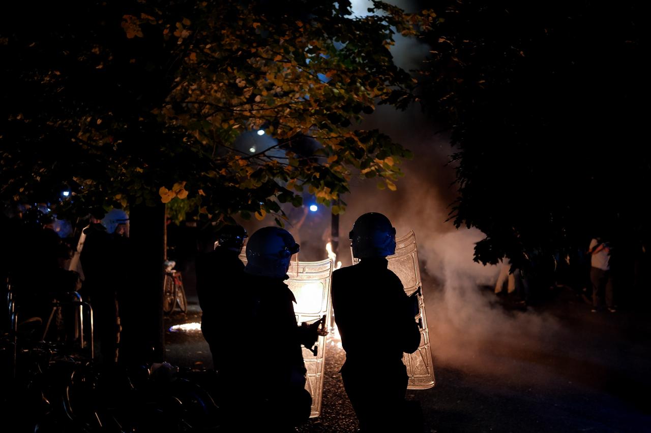 Protesta e opozitës, tiranë, selia e ps, zjarr, molotv (5)