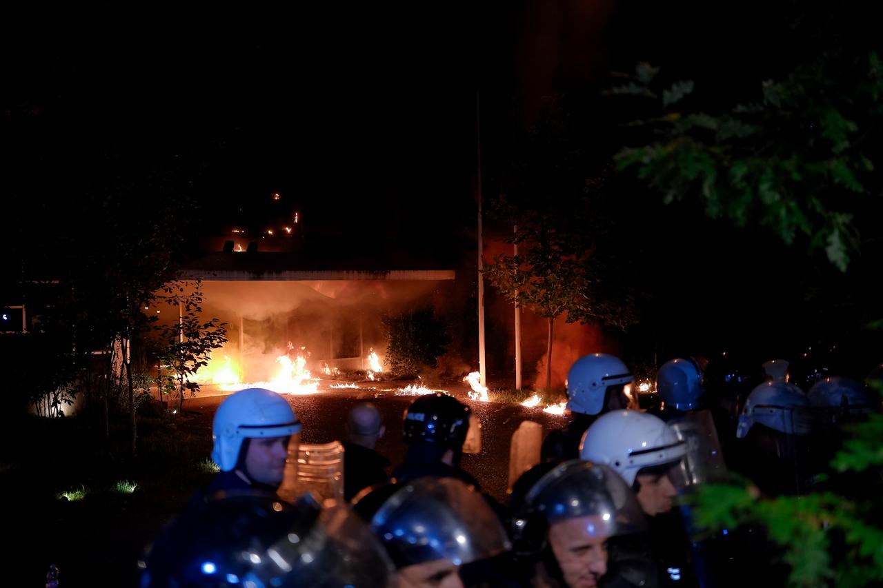 Protesta e opozitës, tiranë, selia e ps, zjarr, molotv (7)