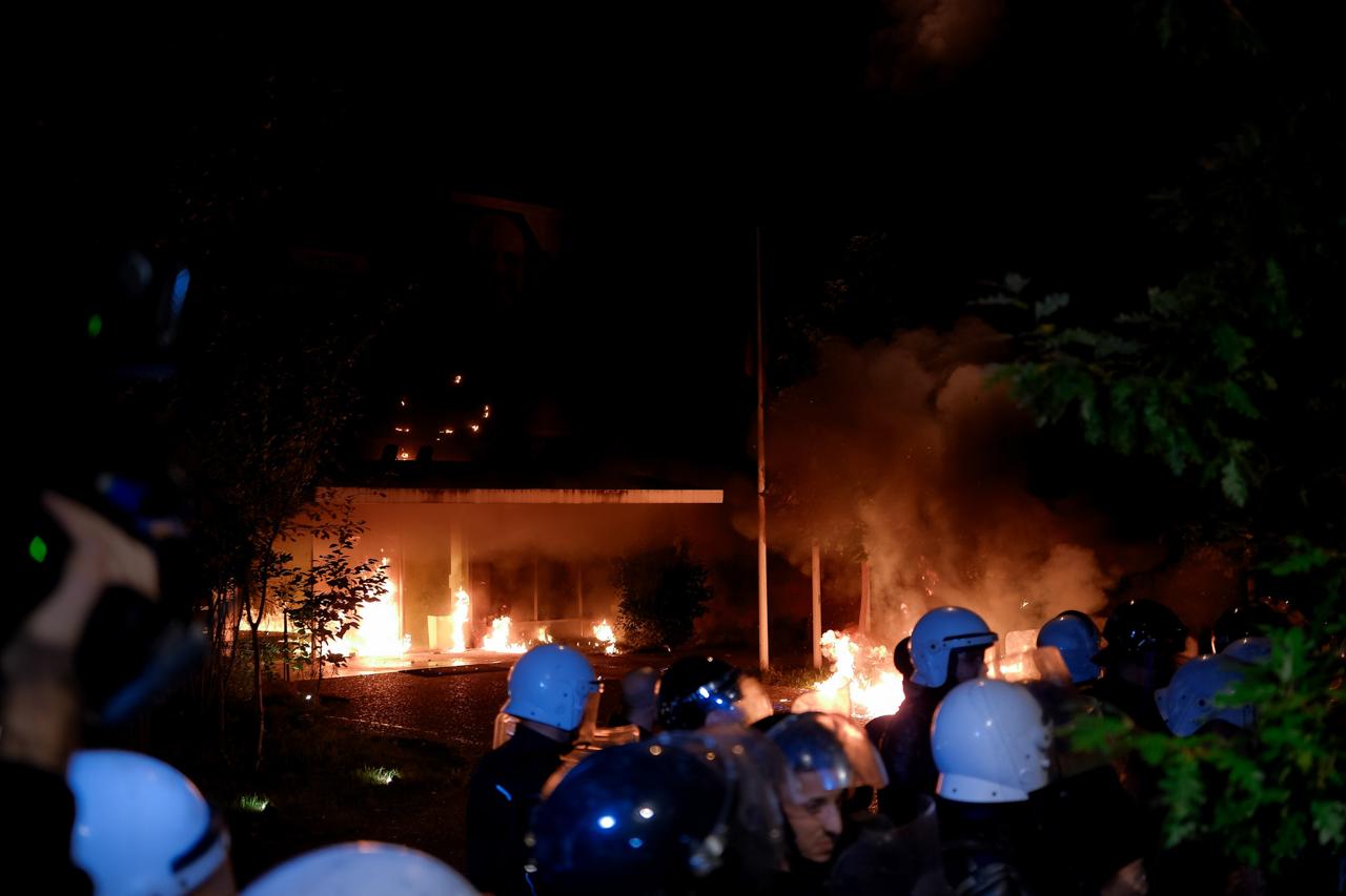 Protesta e opozitës, tiranë, selia e ps, zjarr, molotv (8)