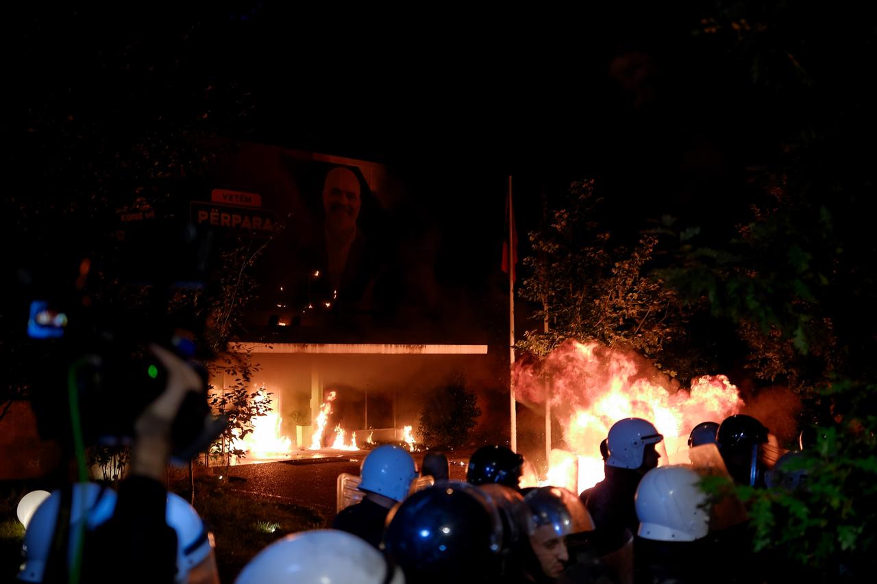 Protesta e opozitës, tiranë, selia e ps, zjarr, molotv (9)