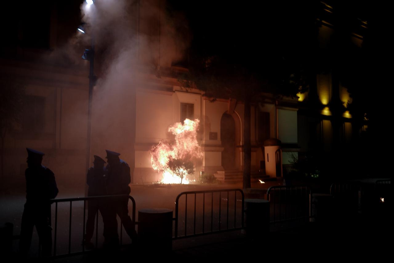 Protesta e opozitës, zjarr, ministria e brendshme, molotov, shperthim (1)