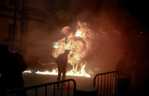 Protesta e opozitës, zjarr, ministria e brendshme, molotov, shperthim (3)