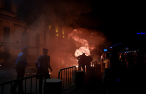 Protesta e opozitës, zjarr, ministria e brendshme, molotov, shperthim (4)