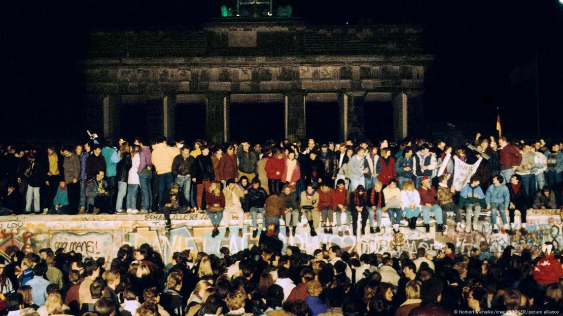 Berlin, 9.11.1989 - Njerëzit festojnë rënien e Murit të Berlinit