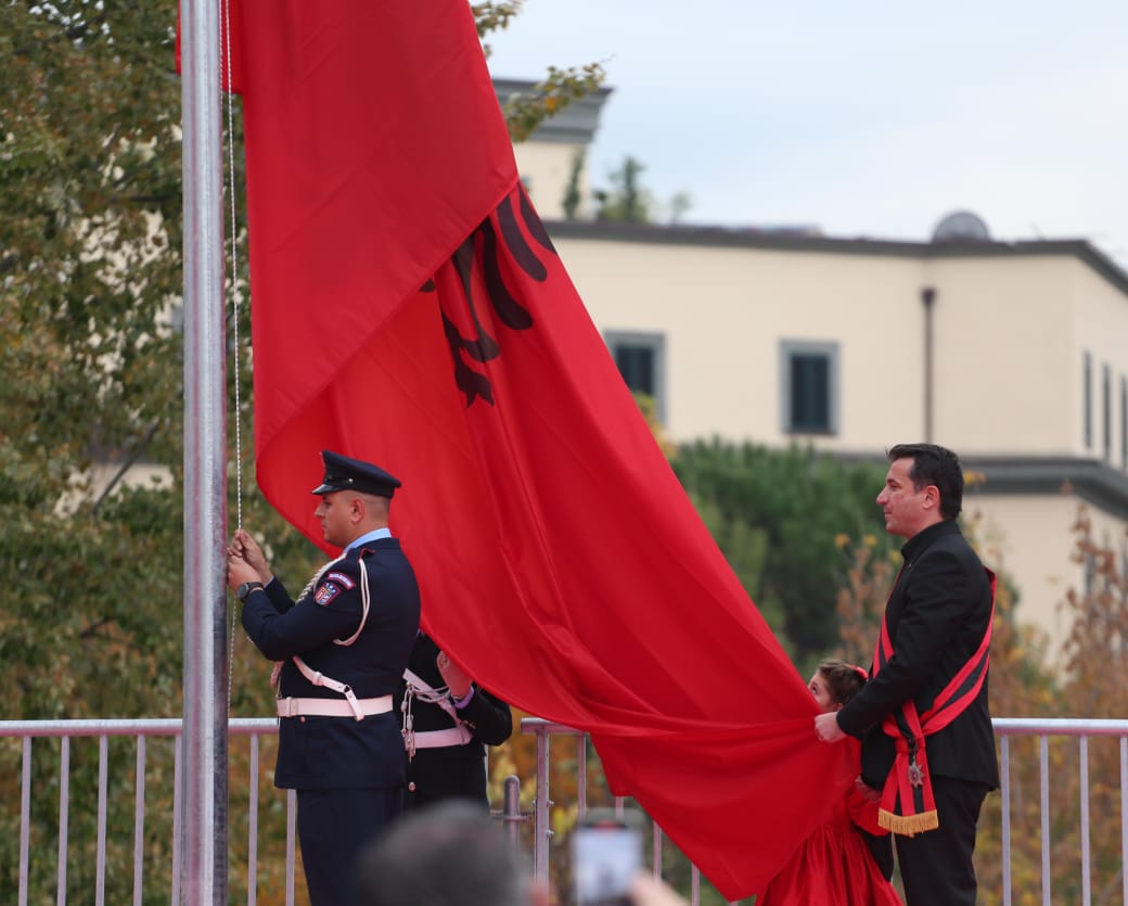 ceremonia e ngritjes se flamurit (10)