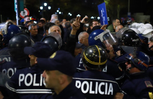 protesta e opozites  (3)