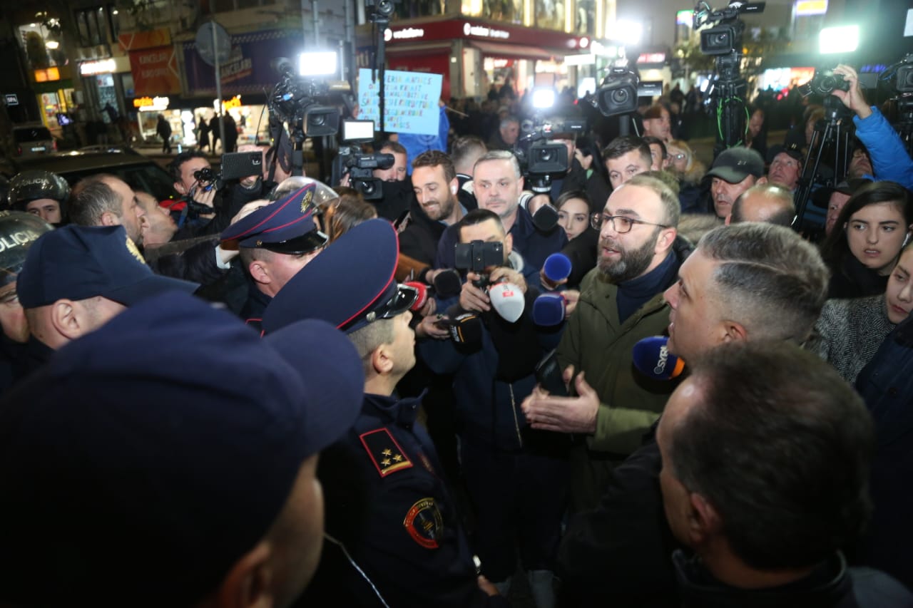 protesta e opozites (5)