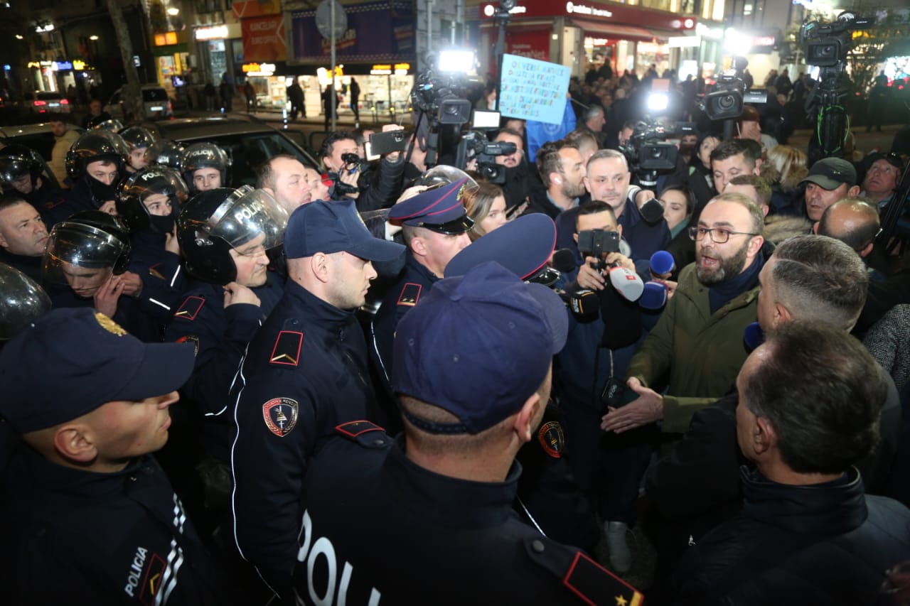 protesta e opozites  (6)