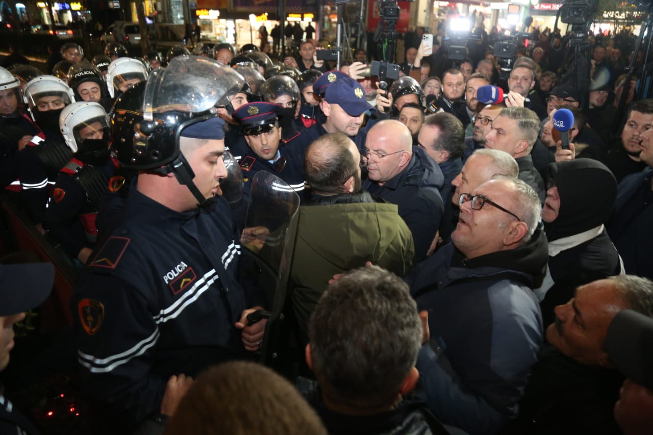 protesta e opozites  (7)