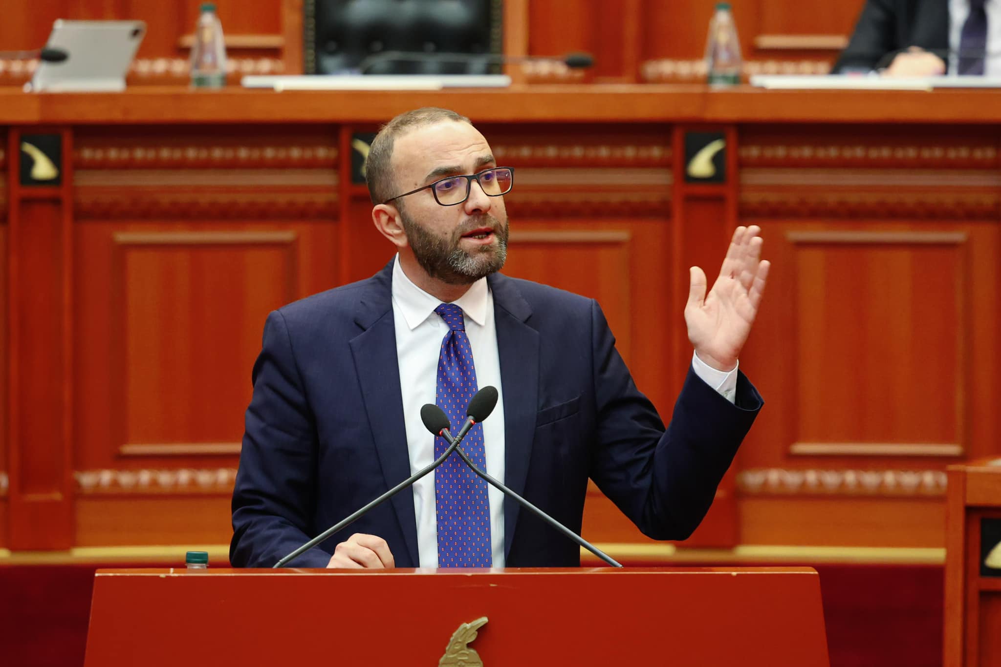 gazment bardhi ne parlament