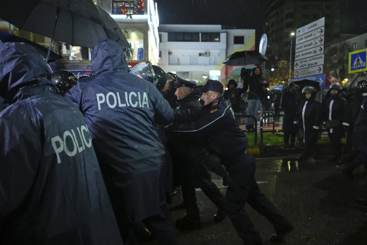 protesta e opozites, tirane, AP, berisha, policia (1)