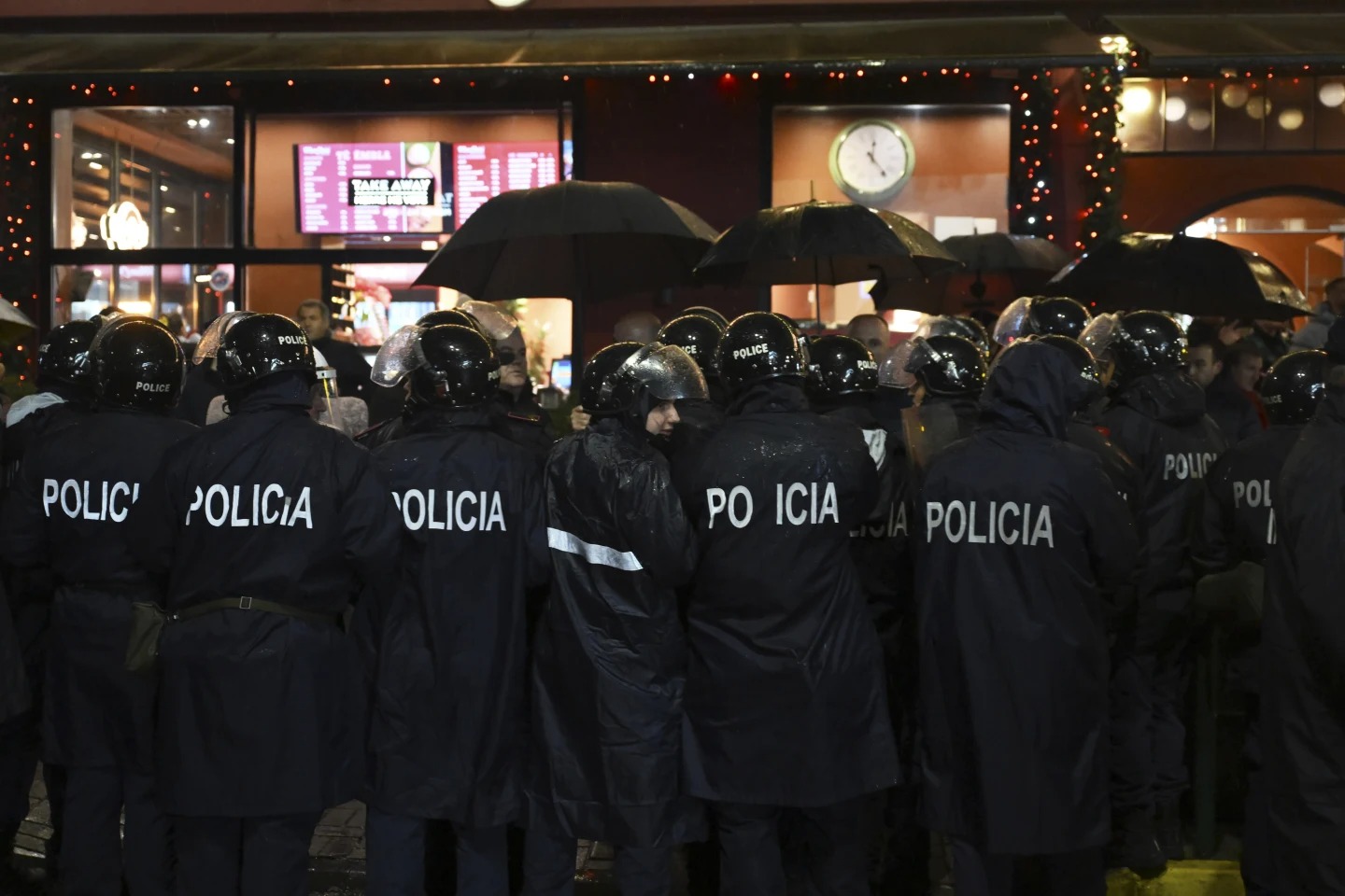 protesta e opozites, tirane, AP, berisha, policia (4)