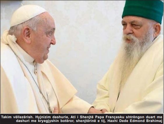 Takim vëllezërish. Hyjnizim dashurie, Ati i Shenjtë Papa Françesku shtrëngon duart me dashuri me kryegjyshin botëror, shenjtërinë e tij, Haxhi Dede Edmond Brahimaj