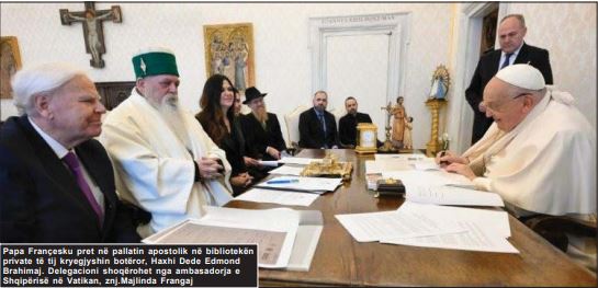 Papa Françesku pret në pallatin apostolik në bibliotekën private të tij kryegjyshin botëror, Haxhi Dede Edmond Brahimaj. Delegacioni shoqërohet nga ambasadorja e Shqipërisë në Vatikan, znj.Majlinda Frangaj