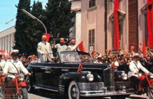 Ne foto parada, Enver Hoxha dhe Cu En Lai