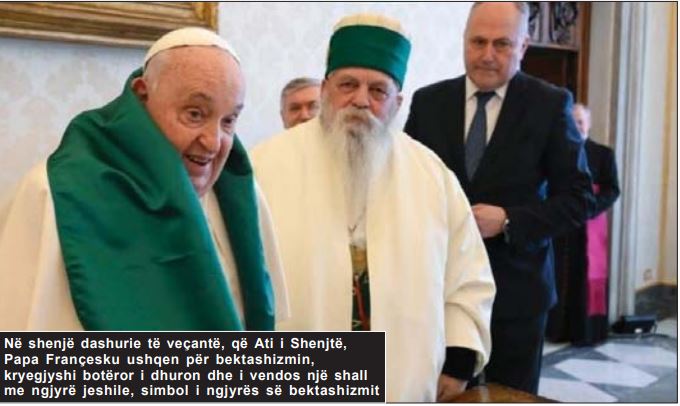 Në shenjë dashurie të veçantë, që Ati i Shenjtë, Papa Françesku ushqen për bektashizmin, kryegjyshi botëror i dhuron dhe i vendos një shall me ngjyrë jeshile, simbol i ngjyrës së bektashizmit