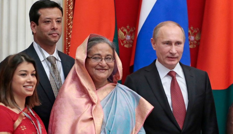 Tulip Siddiq me tezen e saj, Sheikh Hasina dhe presidentin rus Vladimir Putin në 2013. Foto: AP